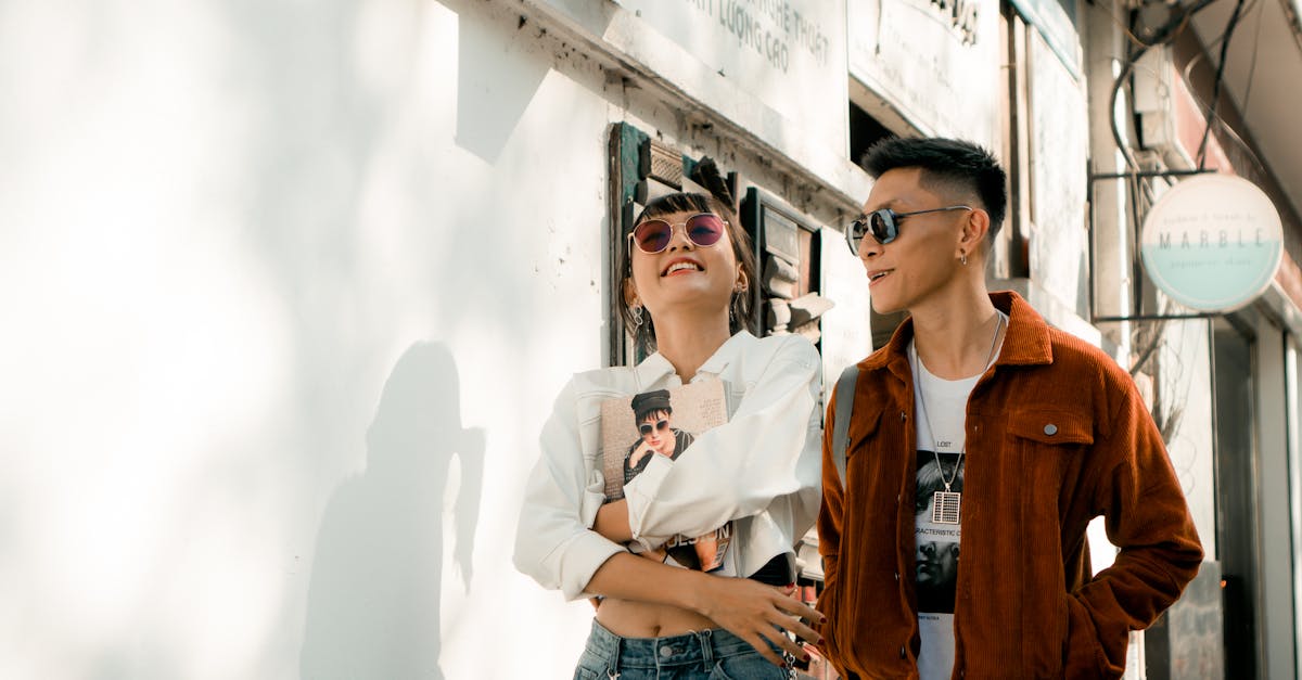 découvrez notre sélection d’accessoires pour couples : bracelets assortis, bagues gravées, porte-clés personnalisés et idées cadeaux romantiques pour renforcer votre complicité.