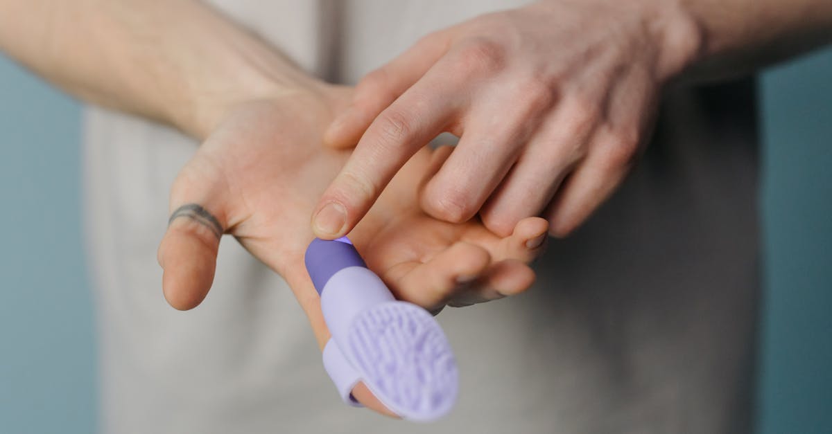 découvrez les bienfaits du massage érotique : techniques, conseils et précautions pour une expérience sensorielle intense et relaxante, seul ou en couple.
