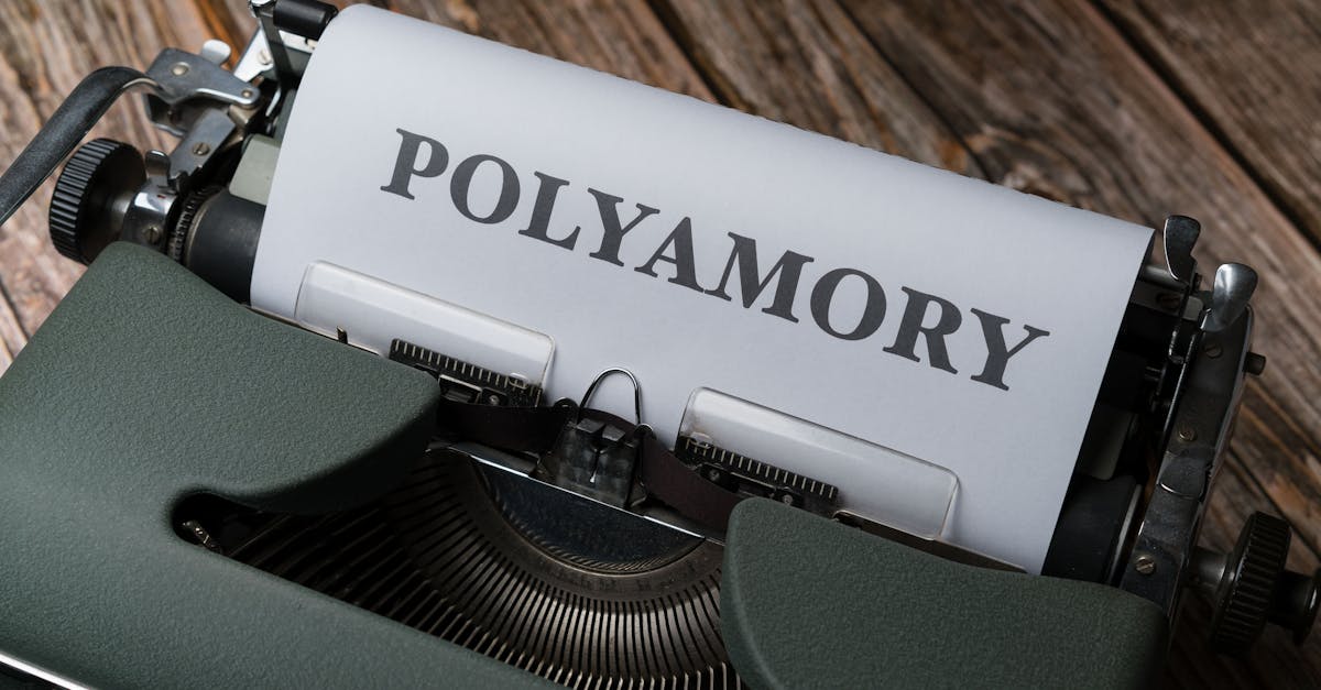 découvrez le polyamour : une approche des relations basée sur l'honnêteté, la communication et l'amour partagé entre plusieurs partenaires, pour repenser la vie amoureuse hors des normes traditionnelles.