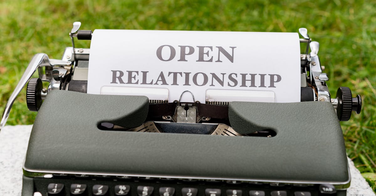 découvrez le polyamour : définition, principes, avantages et défis de ce mode de relation amoureuse basé sur l’honnêteté, la communication et le respect de chacun.