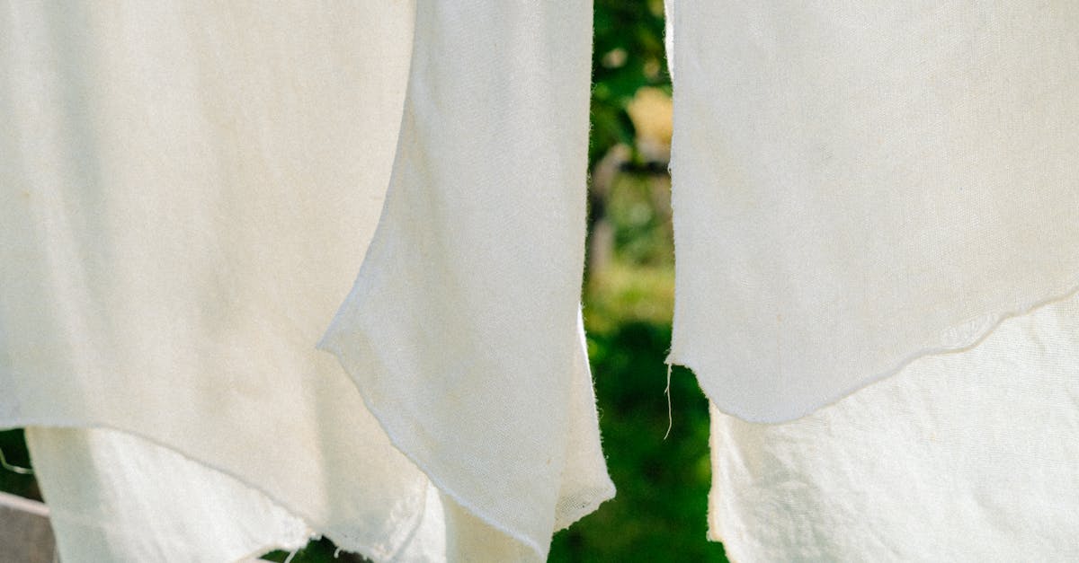 découvrez le soft bondage, une pratique douce du bondage axée sur la confiance, le plaisir et la sécurité, idéale pour explorer de nouvelles sensations dans le respect des limites de chacun.