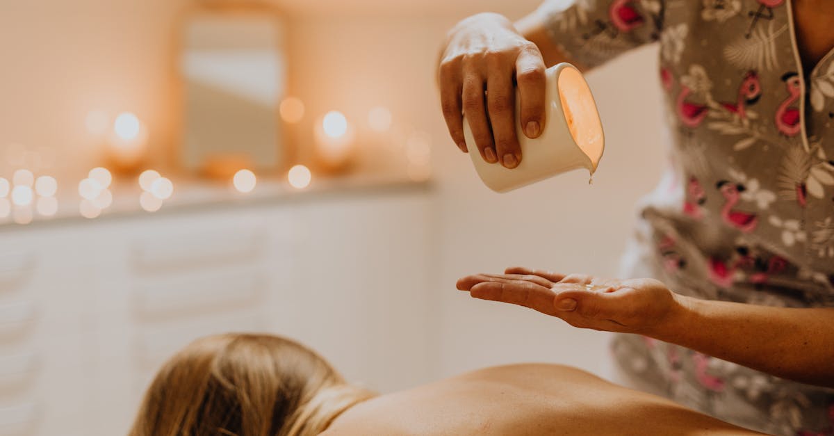 découvrez notre huile de massage chauffante, idéale pour détendre les muscles et créer une atmosphère sensuelle. parfaite pour des moments de relaxation et de bien-être à deux.